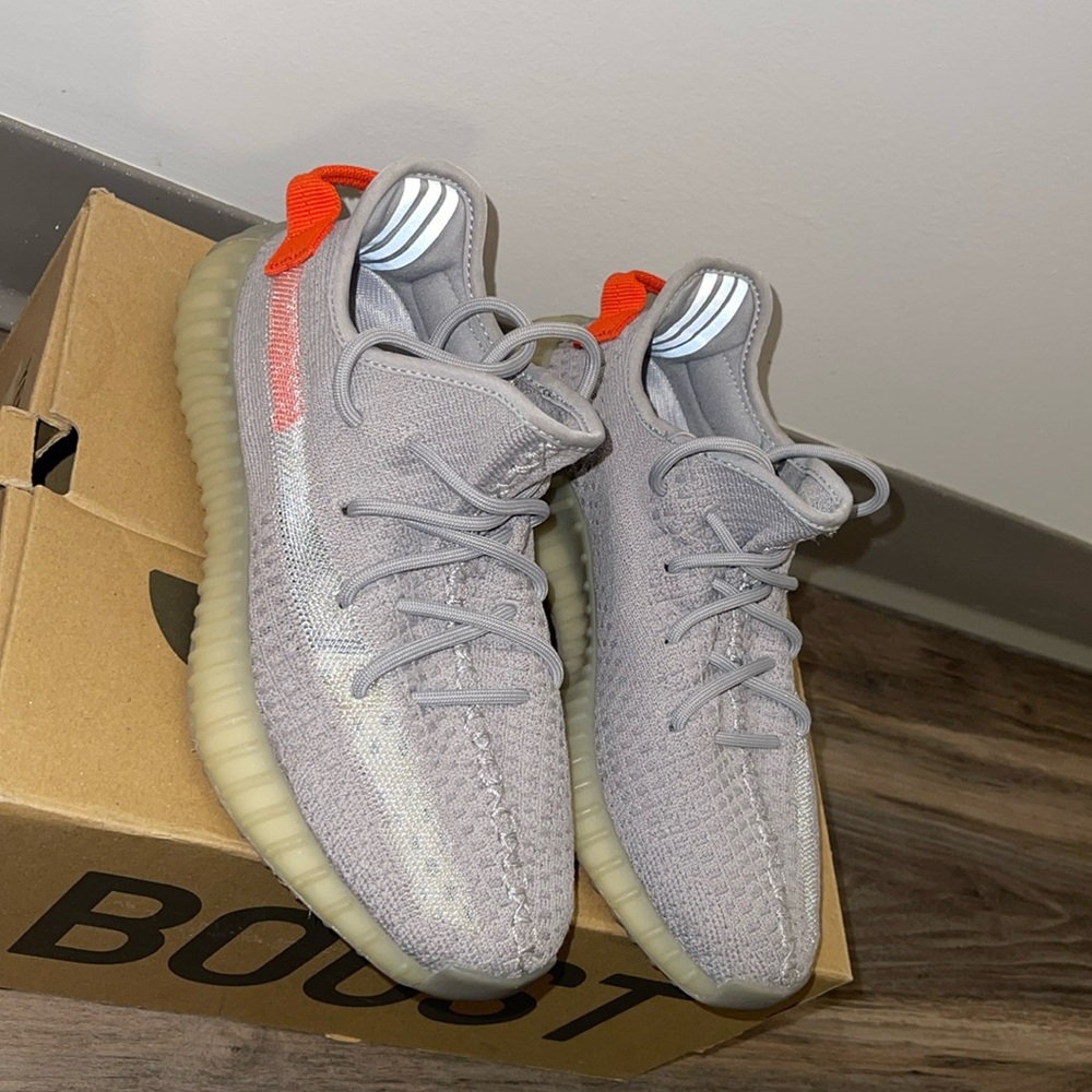 YEEZY BOOST 350 V2